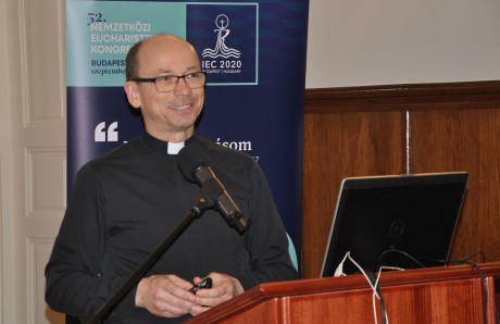 Nagyheti beszélgetés Dózsa István atyával, a Székesfehérvári Bazilika plébánosával